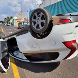 Motorista perde o controle e capota carro na avenida Sampaio Vidal