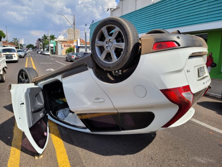 Motorista perde o controle e capota carro na avenida Sampaio Vidal