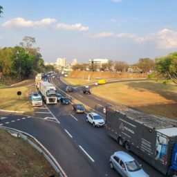 Acidente com caminhão na SP-294 provoca congestionamentos em Marília