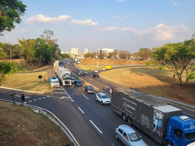 Acidente com caminhão na SP-294 provoca congestionamentos em Marília