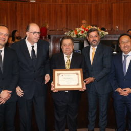 Reitor e docente da Unimar recebem homenagem da Câmara de Vereadores