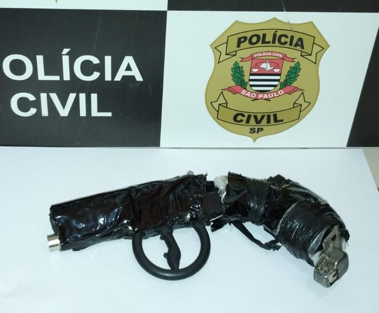 Polícia Civil apreende simulacro de arma com acusado de roubo na região