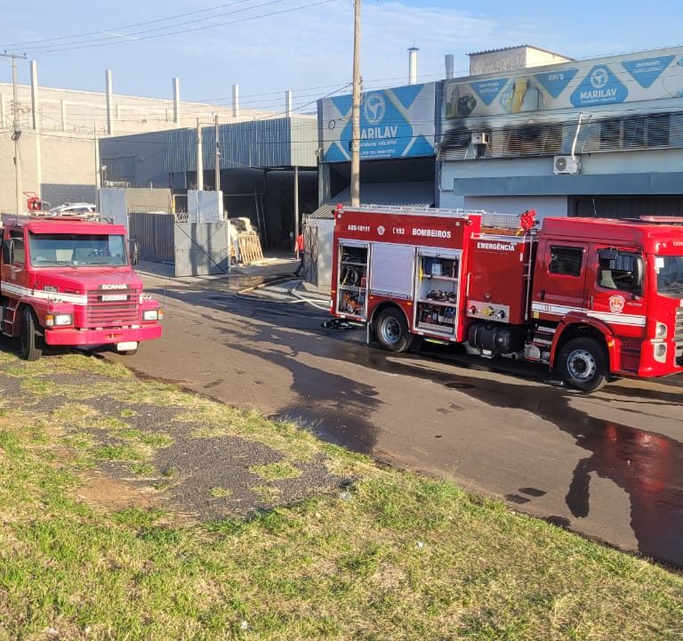 Corpo de Bombeiros controla incêndio em lavanderia na zona Sul de Marília