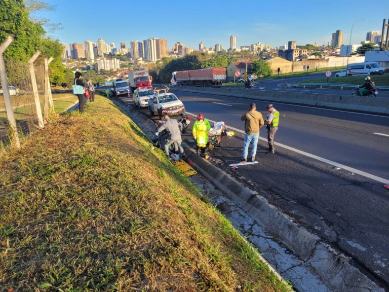 Motociclista fica ferido ao colidir contra traseira de caminhão na SP-294