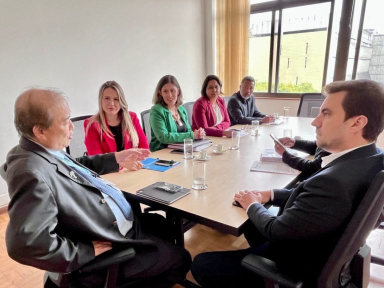 Vinicius garante junto ao Estado o pagamento do novo piso salarial para enfermagem