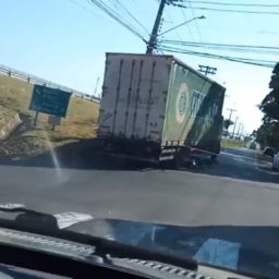 Moto acaba embaixo de caminhão em acidente no ‘pontilhão do Ceagesp’