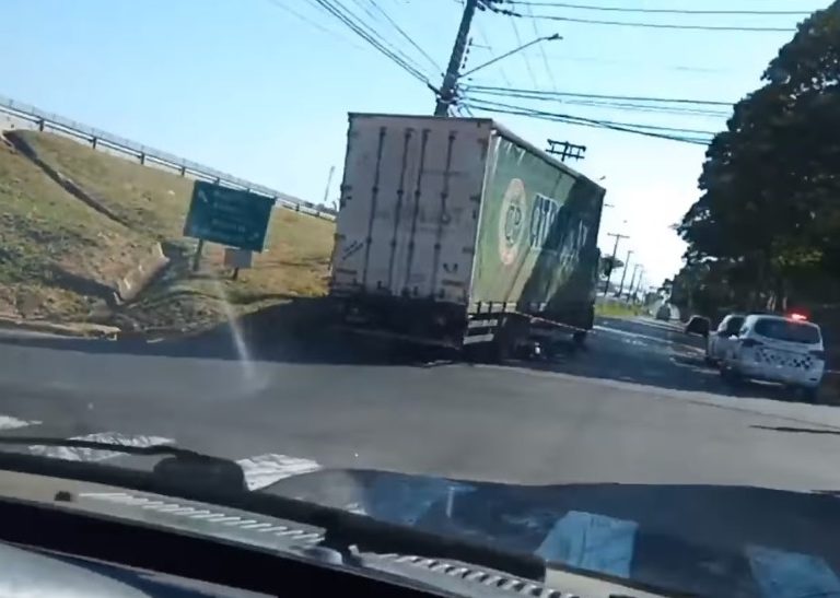 Moto acaba embaixo de caminhão em acidente no ‘pontilhão do Ceagesp’