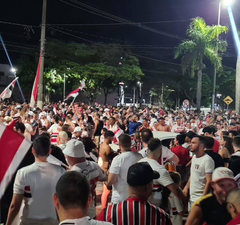 Torcida do São Paulo faz festa na avenida das Esmeraldas após título inédito