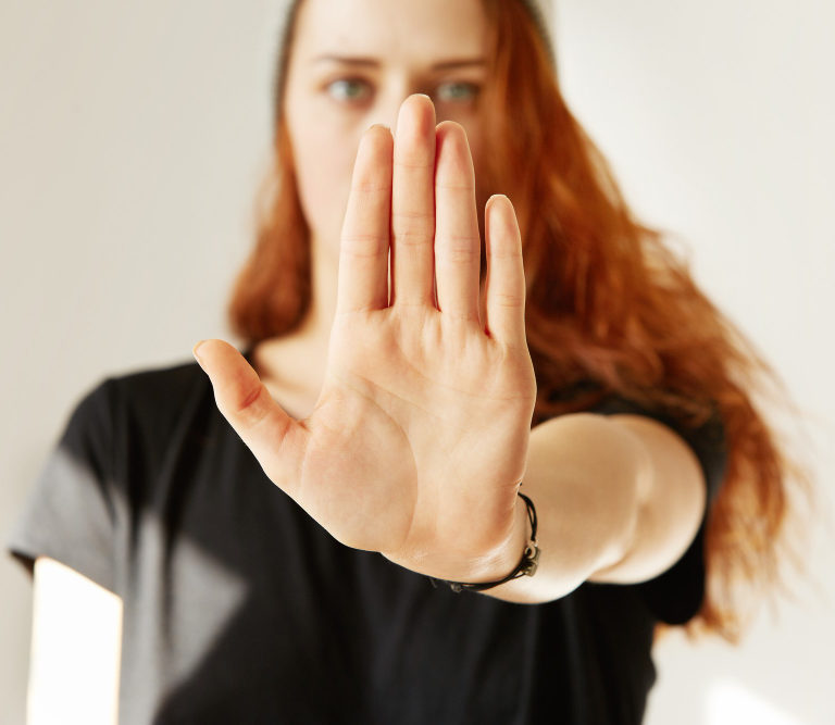 Curso gratuito de combate à violência contra mulher capacita funcionários de bares e eventos