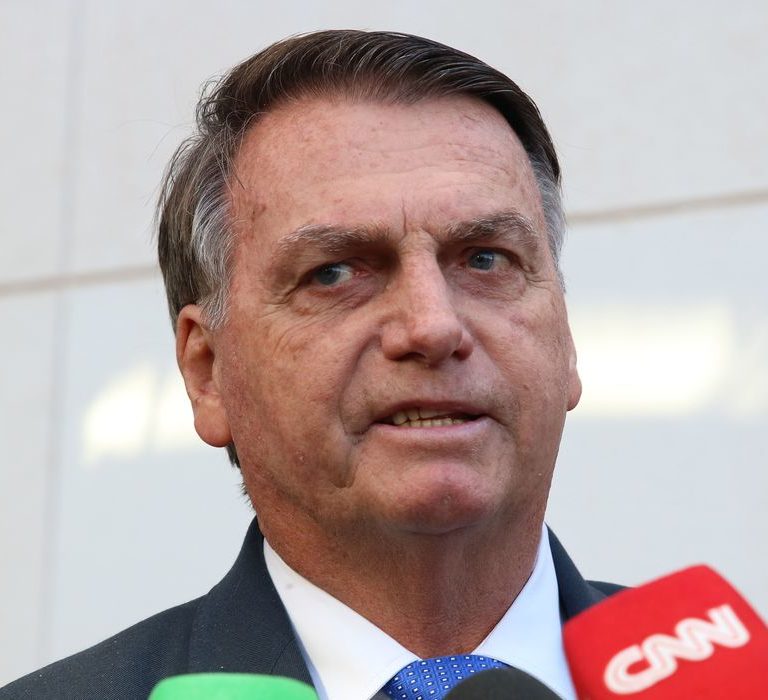 Ex-presidente Bolsonaro é internado em SP para passar por cirurgias