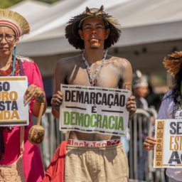 Povos indígenas marcham em Brasília contra marco temporal de seus territórios