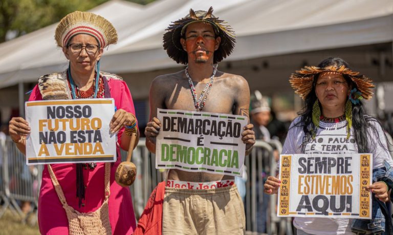 Povos indígenas marcham em Brasília contra marco temporal de seus territórios