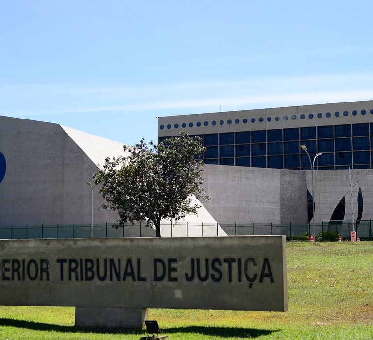 Lula indica dois ministros para o Superior Tribunal de Justiça