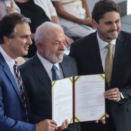 Estudantes de baixa renda do ensino médio terão bolsa para permanecer na escola