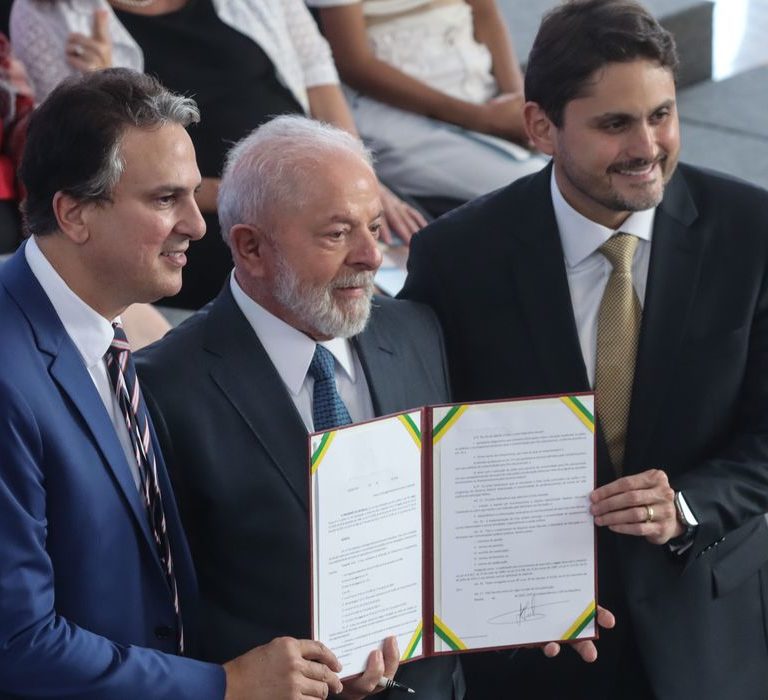 Estudantes de baixa renda do ensino médio terão bolsa para permanecer na escola