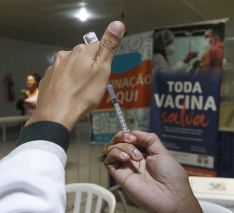 Anvisa autoriza nova fase de testes com vacina brasileira contra Covid