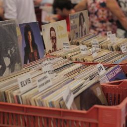 Feira do Vinil acontece neste sábado com música e atrações culturais em Marília