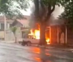 Carro fica destruído ao ser consumido por incêndio na rua Santa Helena