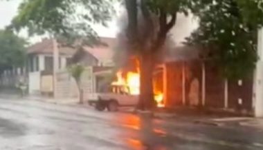 Carro fica destruído ao ser consumido por incêndio na rua Santa Helena