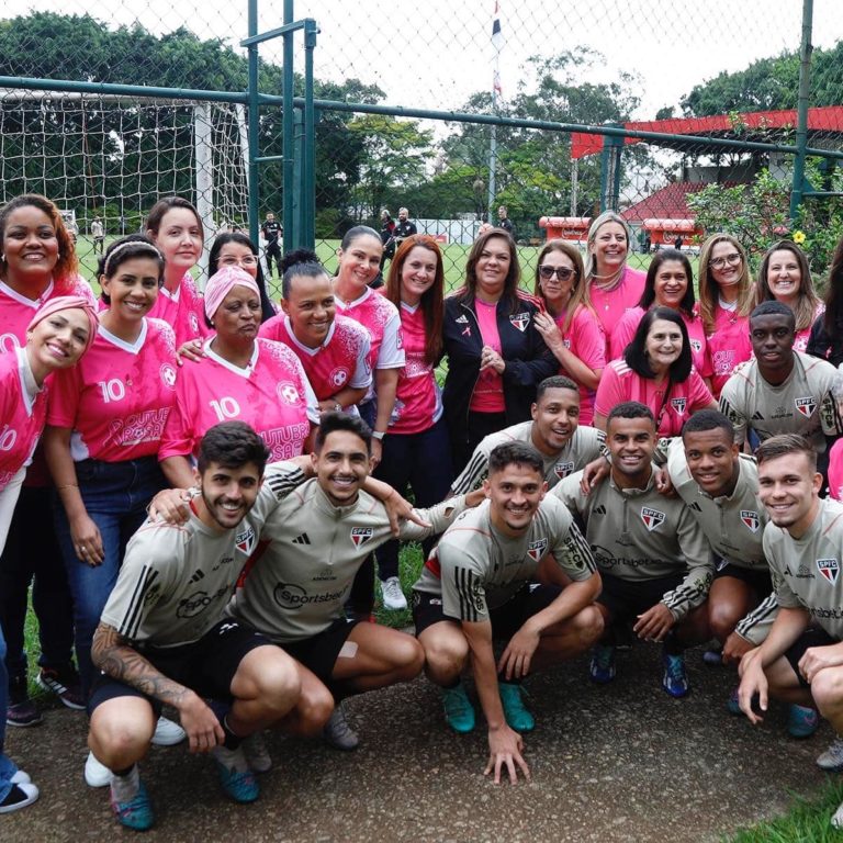 Jogadores do São Paulo participam de ação do Outubro Rosa