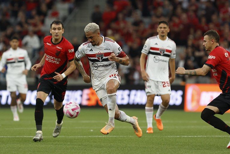 Fora de casa, São Paulo empata com o Athletico Paranaense pelo Campeonato Brasileiro