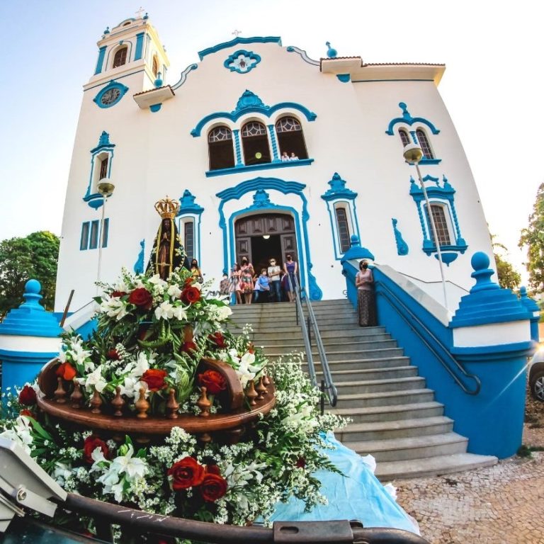 Católicos celebram Dia da Padroeira com missas, terços e carreatas em Marília