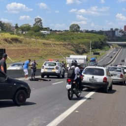 Mulher fica ferida ao cair de moto na rodovia SP-294 em Marília