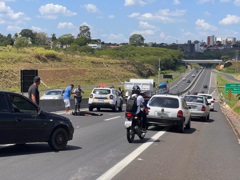 Mulher fica ferida ao cair de moto na rodovia SP-294 em Marília