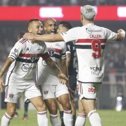 Com dois de Calleri, São Paulo vence Corinthians de virada pelo Brasileirão