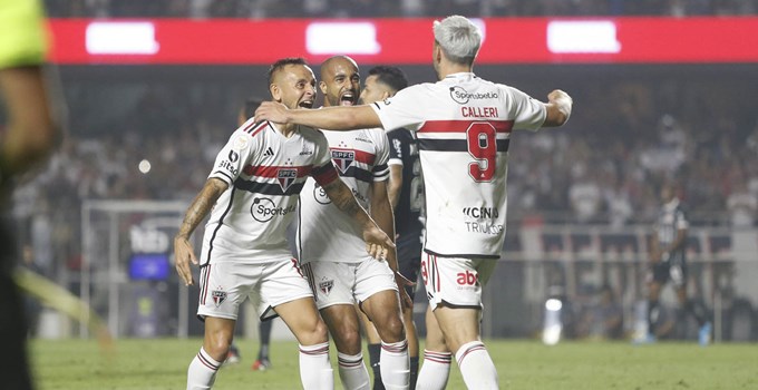 Com dois de Calleri, São Paulo vence Corinthians de virada pelo Brasileirão