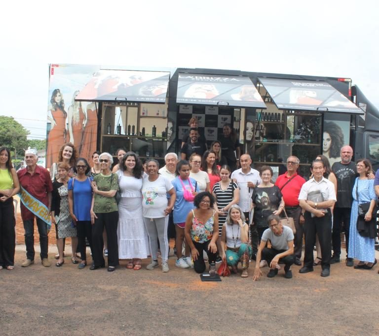 Semana do Idoso começa com ‘Carreta da Beleza’ no Cras Teotônio Vilela