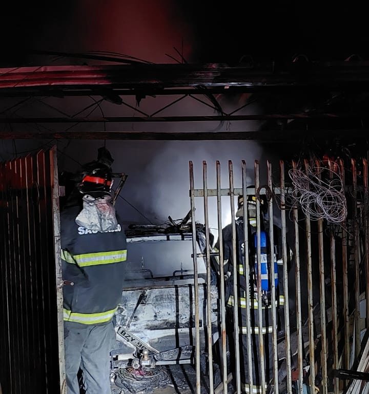 Incêndio destrói carro em garagem de casa na zona norte de Marília