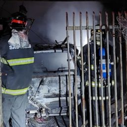 Incêndio destrói carro em garagem de casa na zona norte de Marília