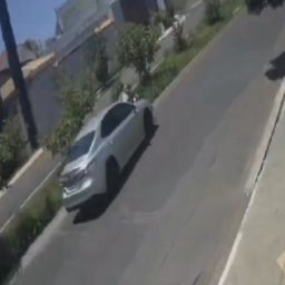 Motorista joga carro contra motociclista e foge sem prestar socorro