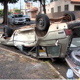 Vídeo flagra capotamento de veículo após colisão na zona oeste de Marília