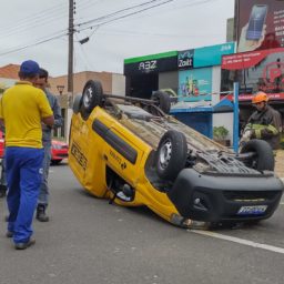 Carro capota após novo acidente em cruzamento no Centro de Marília