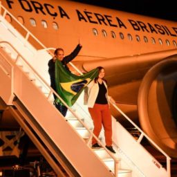 Chega a Brasília primeiro avião de resgate trazendo brasileiros de Israel