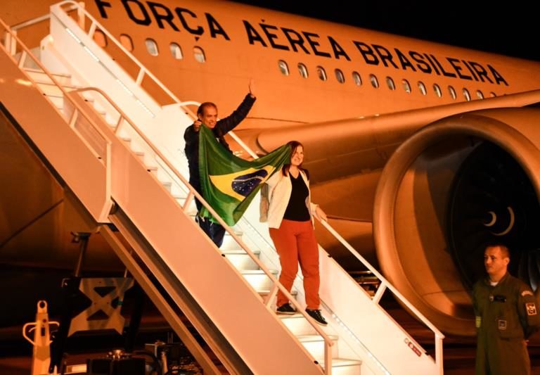 Chega a Brasília primeiro avião de resgate trazendo brasileiros de Israel