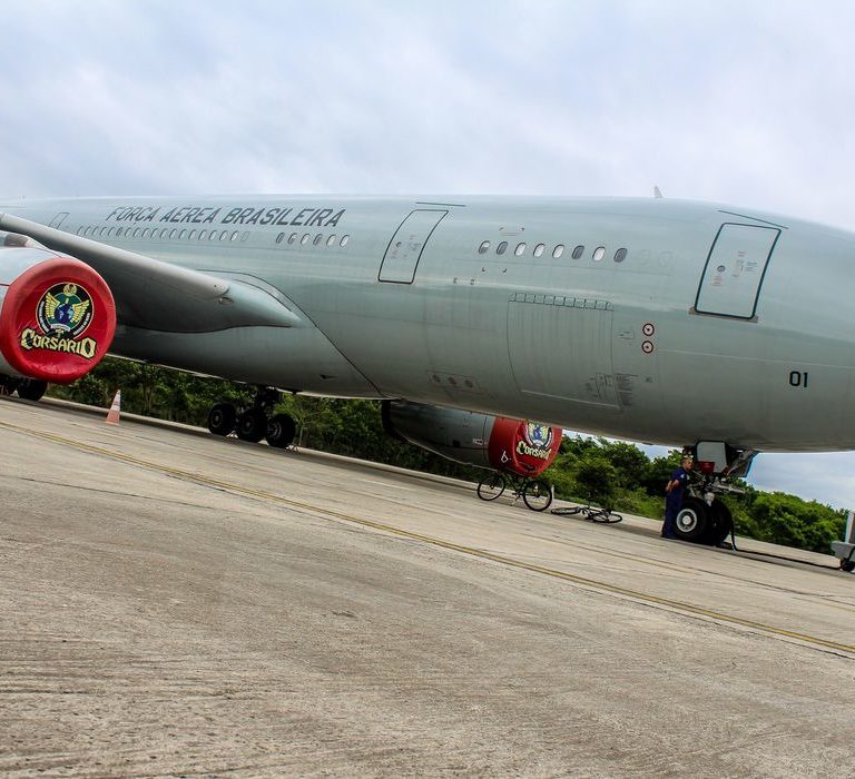 Sexto avião com brasileiros repatriados chega ao Rio de Janeiro 