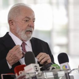 Lula deixa hospital em Brasília após cirurgia