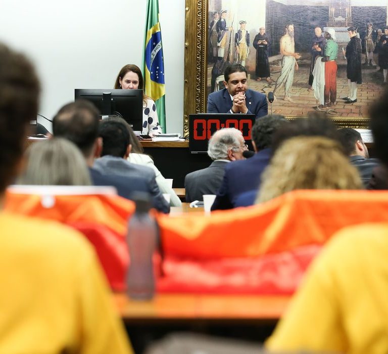 Comissão da Câmara aprova projeto que proíbe casamento homoafetivo