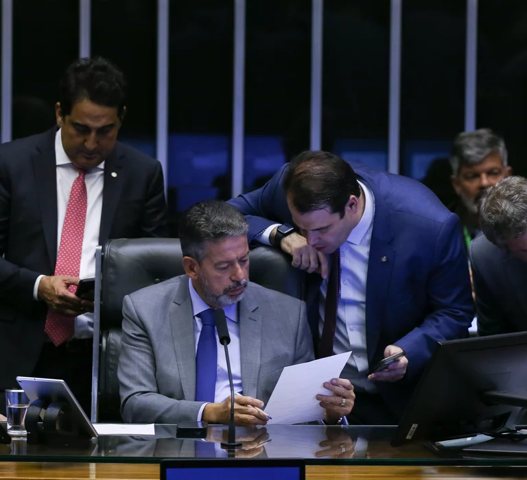 Câmara dos Deputados aprova projeto de lei de taxação para super-ricos