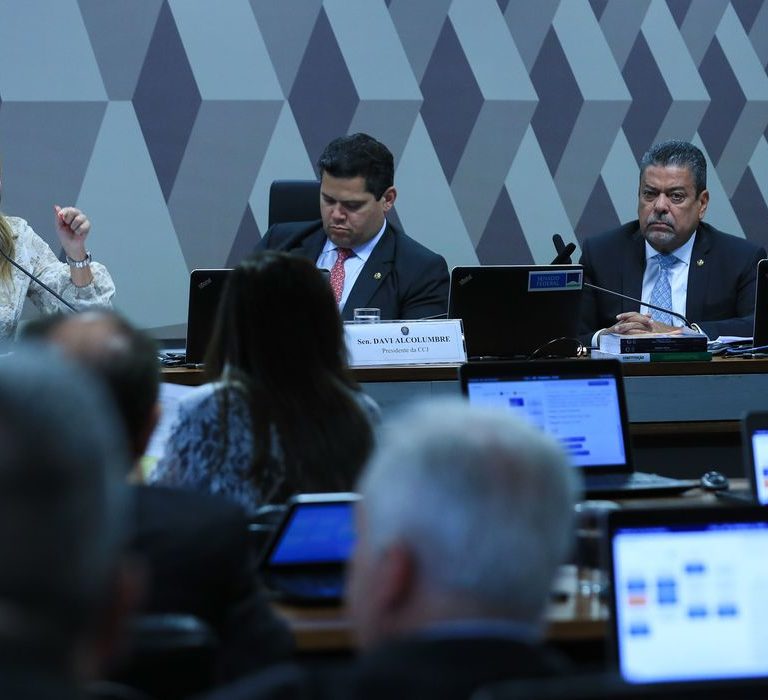 CCJ do Senado aprova PEC que permite comercialização de plasma humano