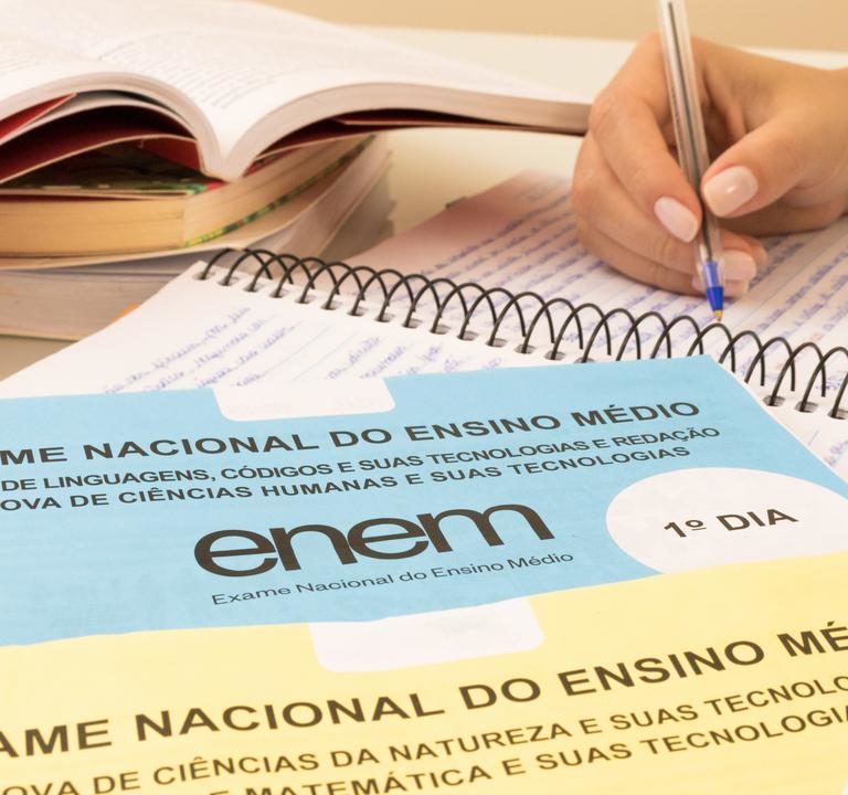 Estudantes ‘nota mil’ dão dicas de preparação para a redação do Enem