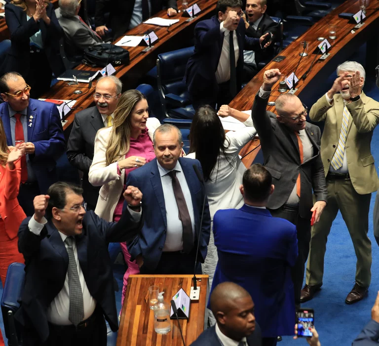 Senado aprova reforma tributária; texto volta à Câmara