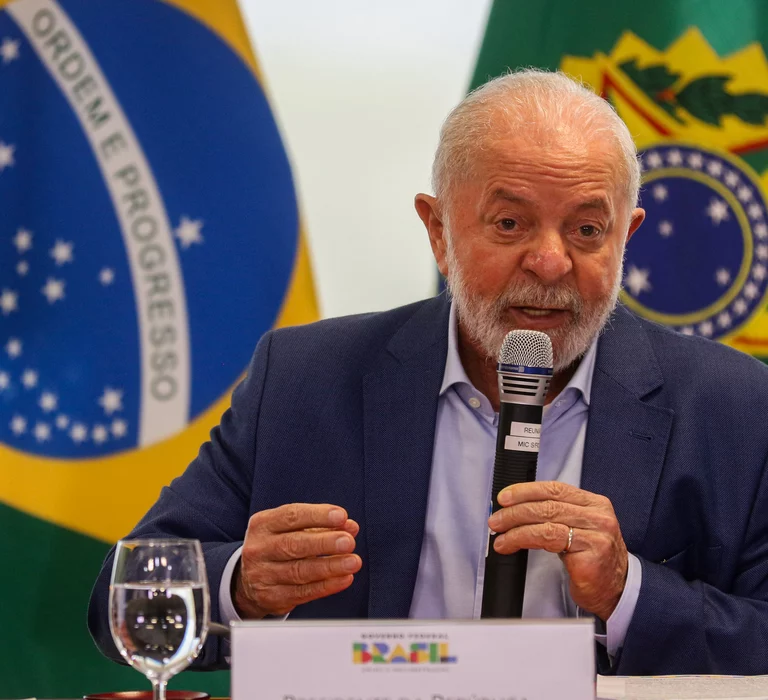 Lula pede que obras avancem sem “repetir possíveis equívocos”