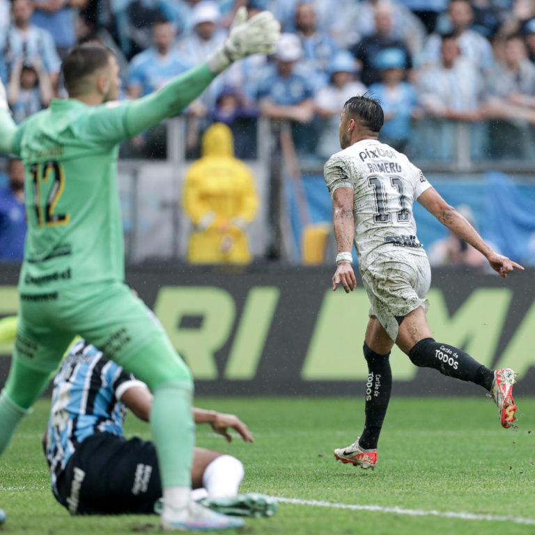 Em jogo difícil em Porto Alegre, Timão vence Grêmio e respira no Brasileirão 2023