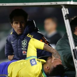 Neymar é submetido a cirurgia no joelho esquerdo em Belo Horizonte