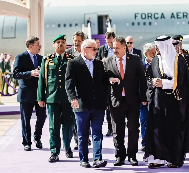 Lula desembarca na Arábia onde apresenta projetos de investimento