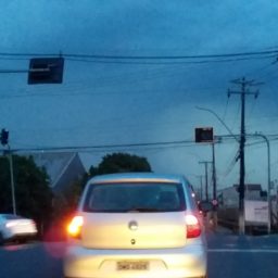 Tempestade provoca transtornos pela cidade e deixa parte de Marília no escuro